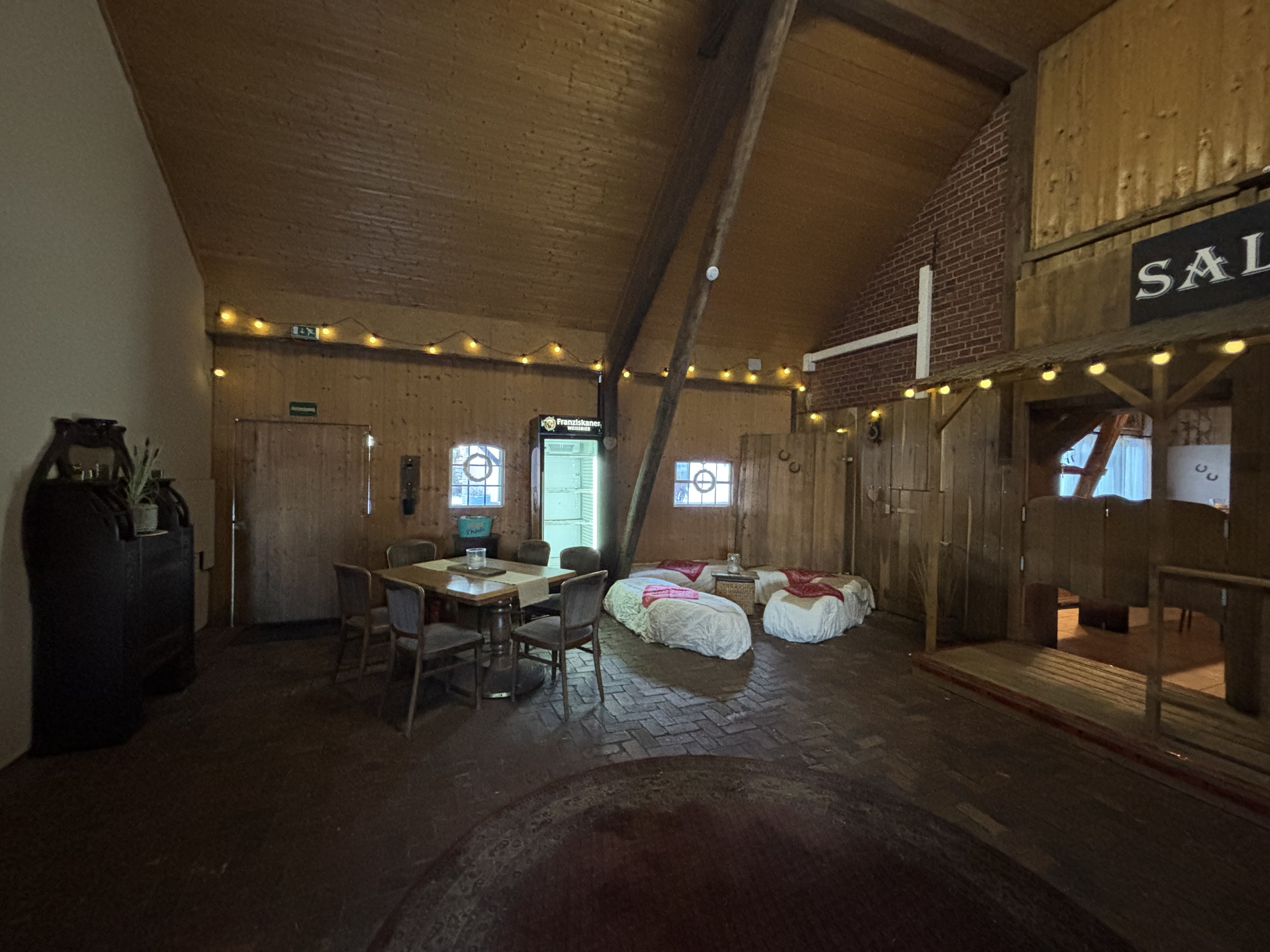 Panorama-Blick in die Festscheune mit Holzbalken und Westernflair
